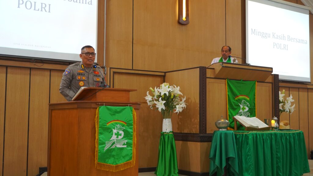 Minggu Kasih di Gereja GPIB Syalom, Kabid Keu Polda Kaltim Ajak Masyarakat Waspadai Kejahatan Digital WhatsApp Image 2026 10 25 at 13.00.43