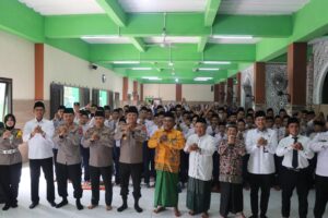Polisi Peduli Pendidikan, Wakapolda Kaltim Kunjungi Ponpes Al Muttaqien 2 WhatsApp Image 2026 10 26 at 11.42.26 1