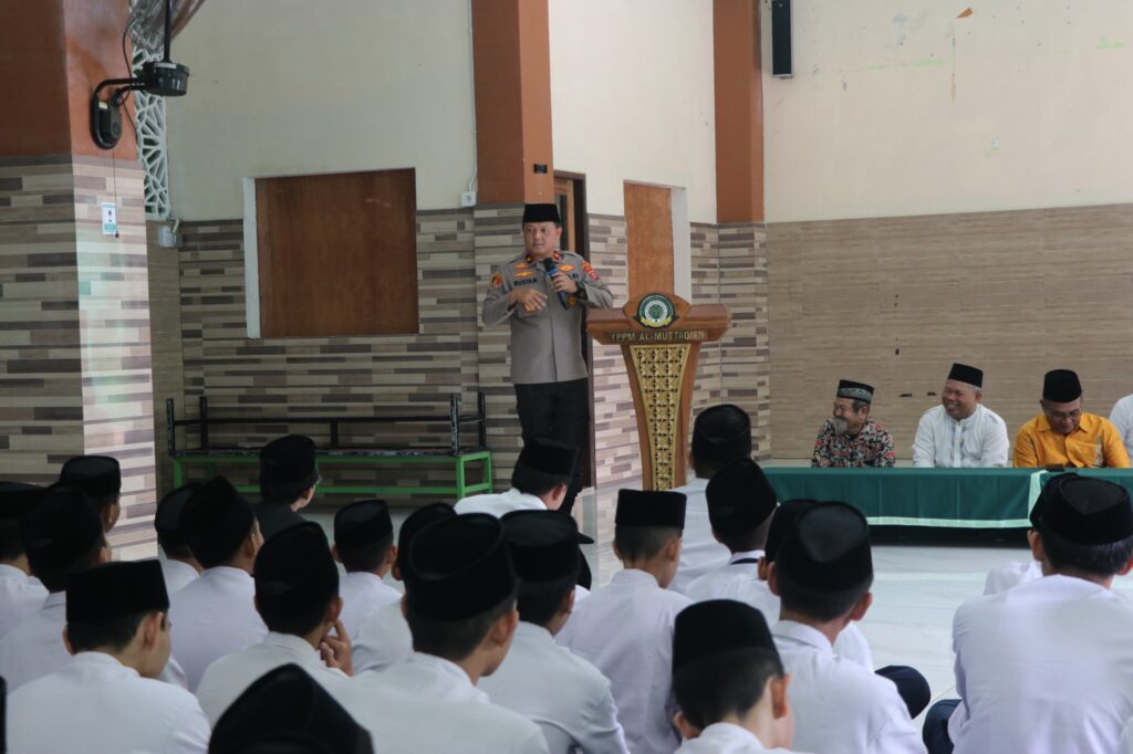 Polisi Peduli Pendidikan, Wakapolda Kaltim Kunjungi Ponpes Al Muttaqien WhatsApp Image 2026 10 26 at 11.42.27
