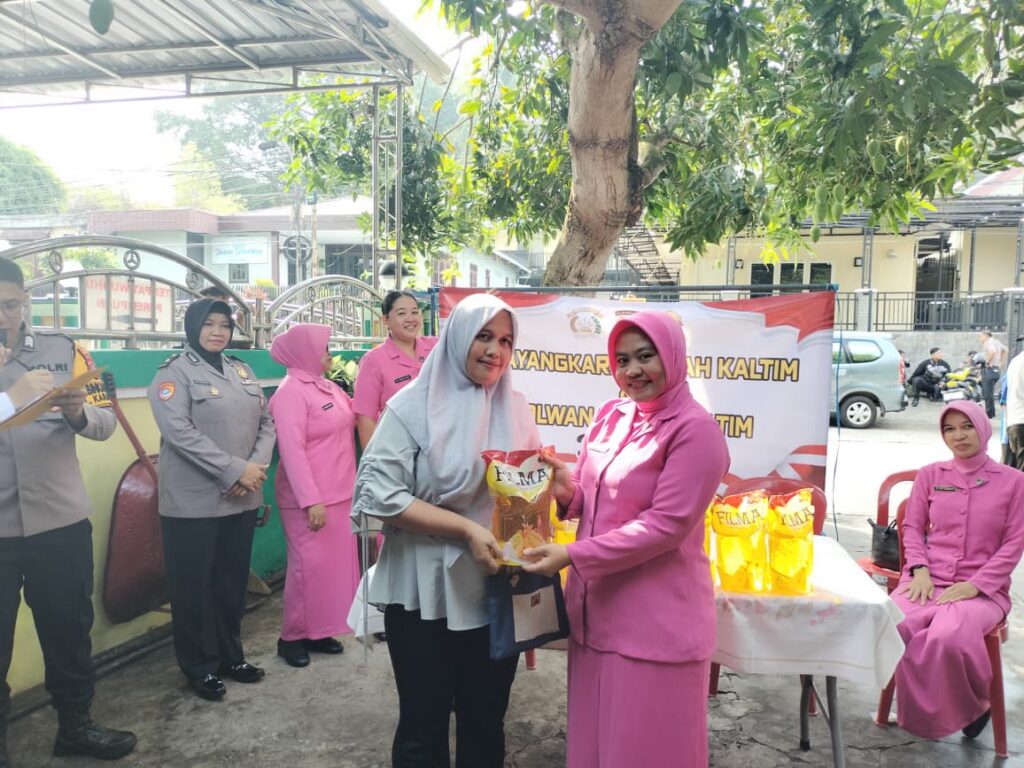 Polwan Polda Kaltim dan Bhayangkari Berbagi 100 Paket Minyak Goreng kepada Warga Karangjati WhatsApp Image 2026 10 28 at 11.12.00 2