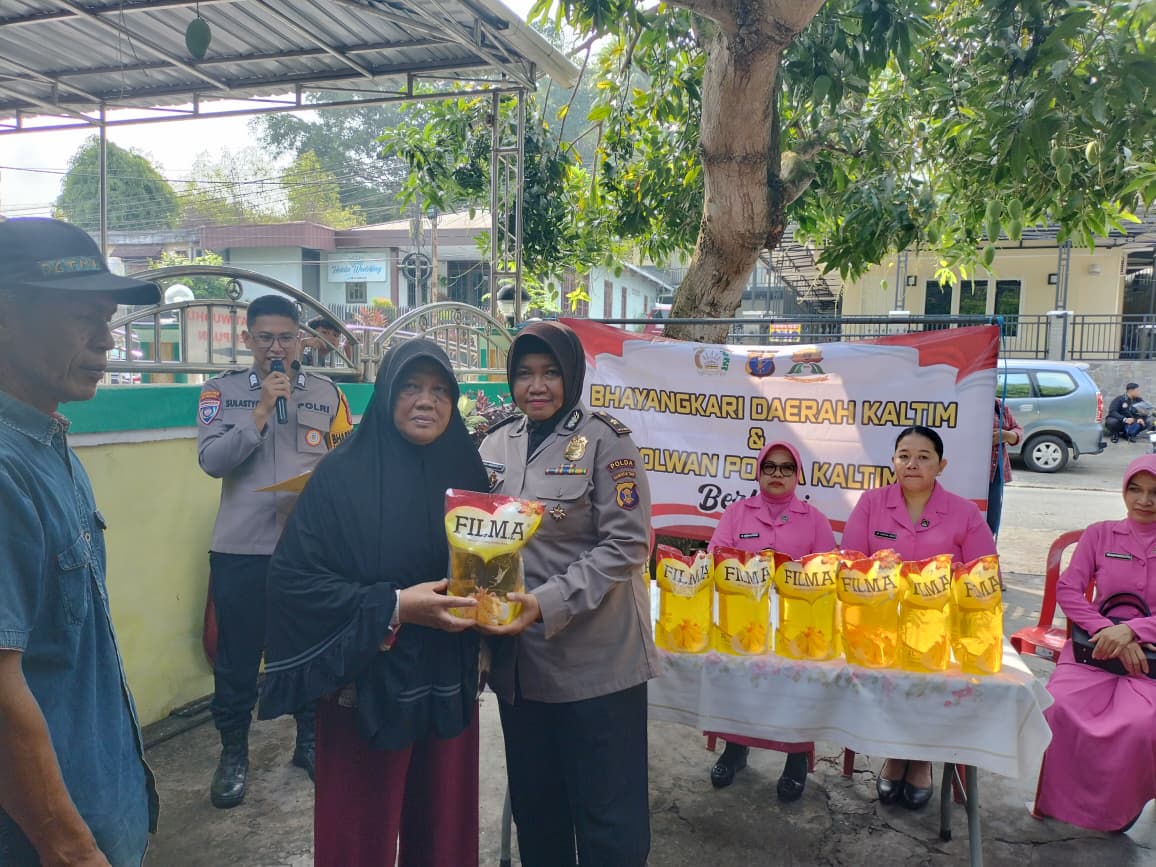 Polwan Polda Kaltim dan Bhayangkari Berbagi 100 Paket Minyak Goreng kepada Warga Karangjati 1 WhatsApp Image 2026 10 28 at 11.12.00