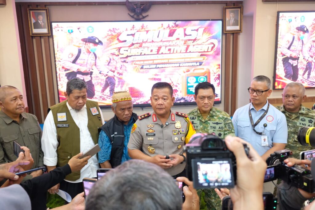 Polda Kaltim dan Universitas Mulawarman Uji Inovasi Surface Active Agent untuk Penanganan Karhutla WhatsApp Image 2026 10 28 at 11.38.39 2