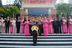 Tradisi Wisuda Purnabakti Polda Kaltim, Kapolda Sampaikan Apresiasi untuk Personel yang Purna Tugas 3 WhatsApp Image 2026 10 29 at 16.09.43