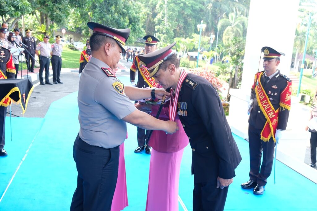 Tradisi Wisuda Purnabakti Polda Kaltim, Kapolda Sampaikan Apresiasi untuk Personel yang Purna Tugas WhatsApp Image 2026 10 29 at 16.12.55
