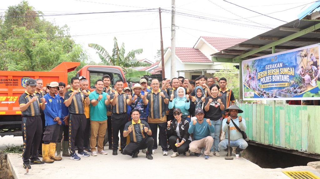 Polres Bontang dan Warga Gotong Royong Bersihkan Sungai, Antisipasi Banjir Saat Musim Hujan