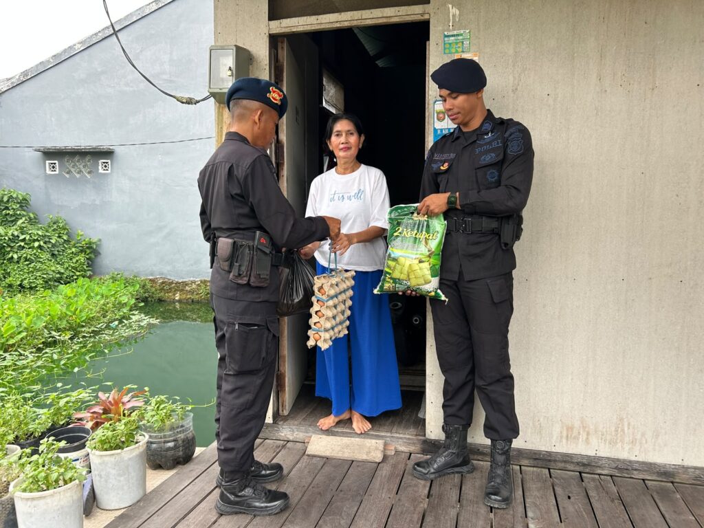 Jumat Berkah, Brimob Polda Kaltim Salurkan Sembako untuk Warga Samarinda Seberang brimob
