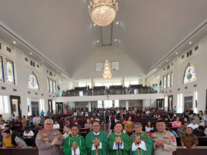 Minggu Kasih di Gereja Santa Teresa, Karolog Polda Kaltim Ajak Jemaat Perkuat Kamtibmas dan Toleransi 2 karolog2