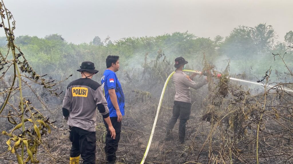 Polsek Muara Pahu Bersama Tim Gabungan Padamkan Karhutla di Kampung Sebelang kubar hutan