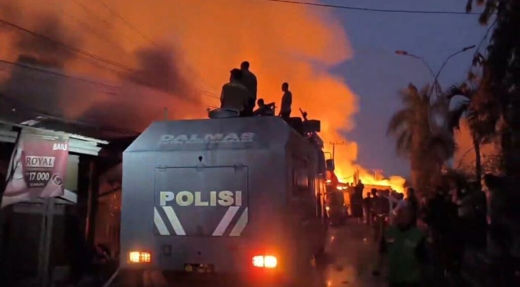 Polres Kukar Kerahkan AWC Bantu Padamkan Kebakaran Puluhan Rumah di Tenggarong kukar 1