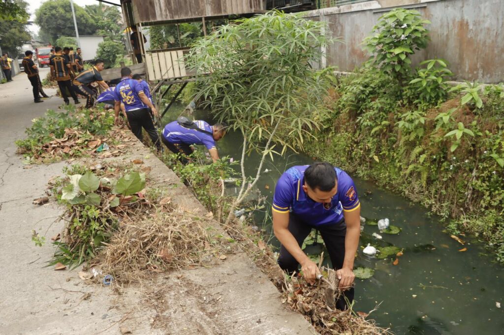 Peduli Lingkungan, Polres Kukar dan Warga Gotong Royong Bersihkan Sungai Belida kukar 2